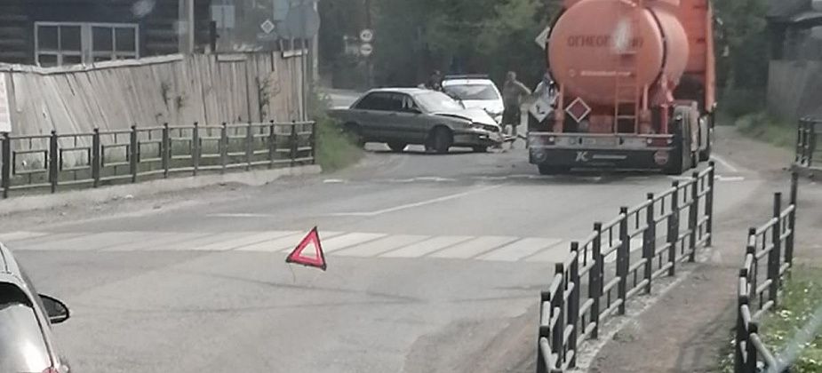 В Серове в районе Лесозавода столкнулись иномарка и бензовоз