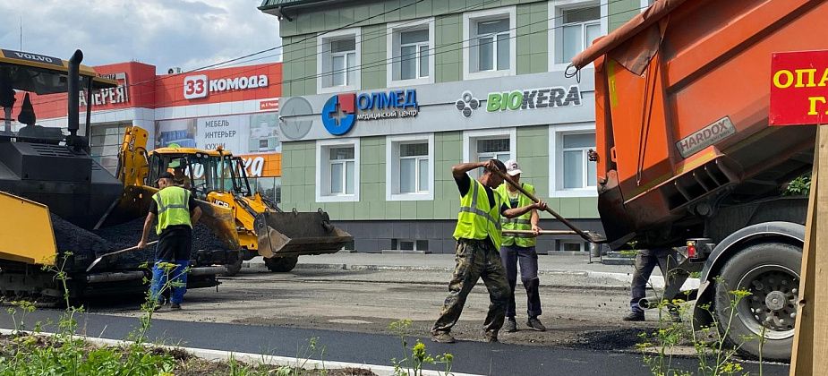 Дорогу на улице Октябрьской Революции закатывают асфальтом