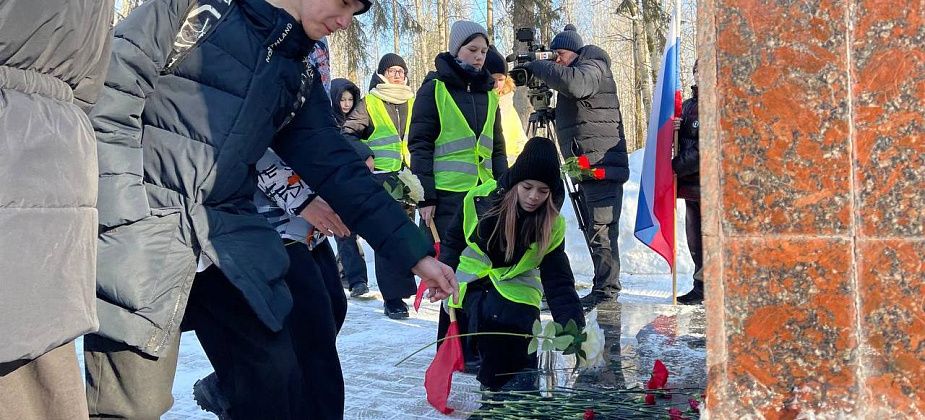 Серовские школьники возложили цветы на воинском захоронении
