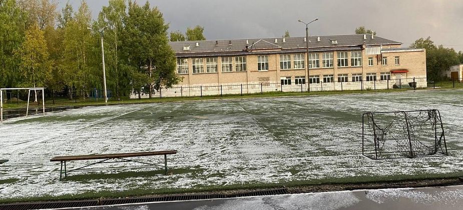 В Серове выпал град... Пользователи социальных сетей обсудили вчерашний погодный сюрприз