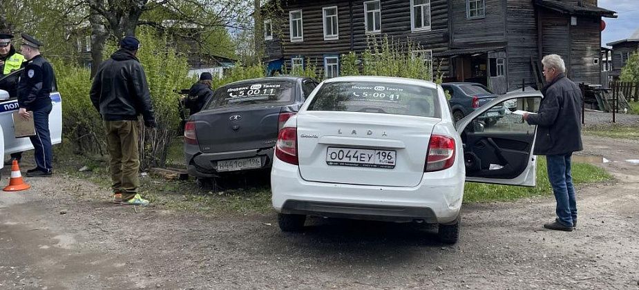 В Серове столкнулись два автомобиля такси одной компании. Пострадал человек