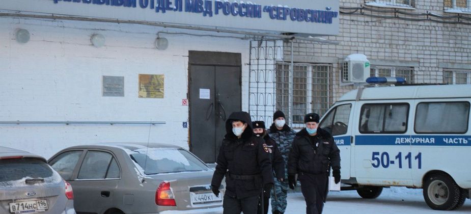 Серовская пенсионерка не дала обмануть себя мошенникам, которые запретили ей из банка идти к сестре