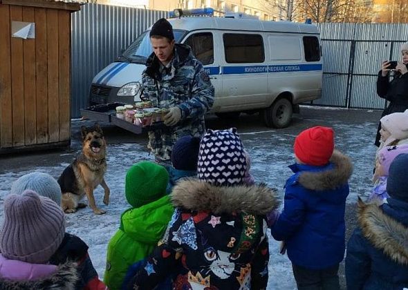 Детсадовцев привели в полицию Серова – показали мультики, познакомили с Цариной и работой эксперта-криминалиста