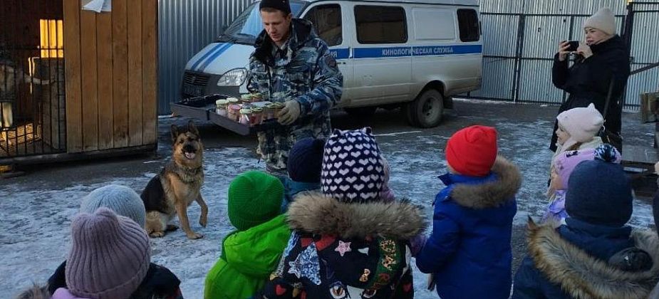 Детсадовцев привели в полицию Серова – показали мультики, познакомили с Цариной и работой эксперта-криминалиста