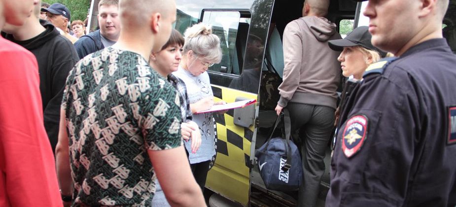 28 призывников отправили на службу в армию из Серова