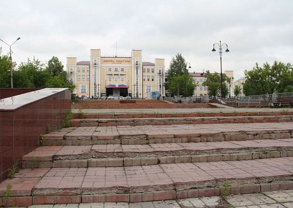 "Пока ничего не могу сказать". УКС - о разбитых ступенях у Дворца культуры металлургов
