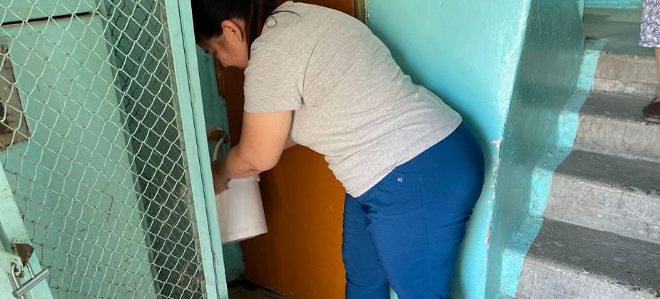 "XXI век, а мы чуть ли не с коромыслами по воду ходим". Жители серовской многоэтажки возмущены