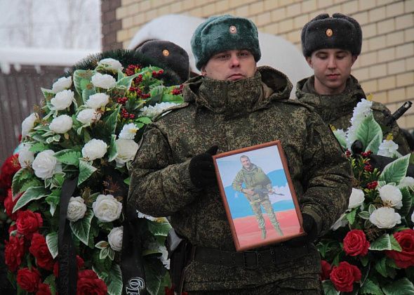 «43 года... Сколько еще впереди могло быть хорошего и доброго». Серовчане простились с погибшим на СВО Павлом Зайцевым