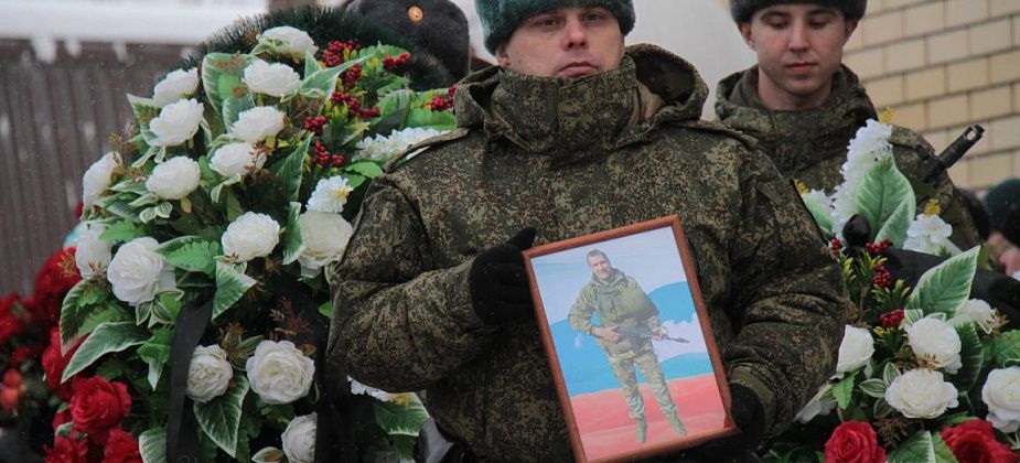 «43 года... Сколько еще впереди могло быть хорошего и доброго». Серовчане простились с погибшим на СВО Павлом Зайцевым