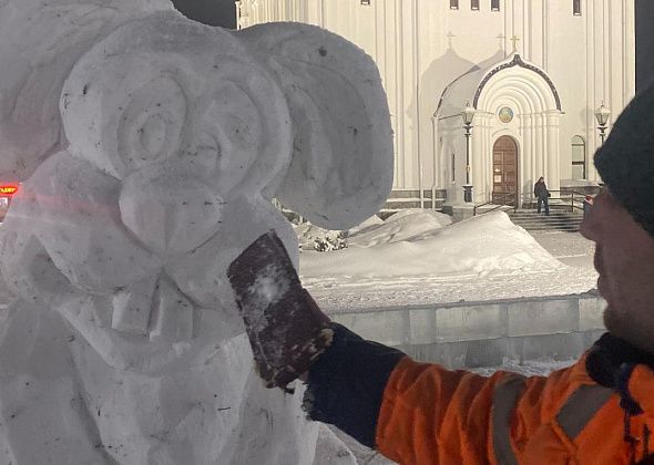 В Серове скоро подведут итоги конкурса зимних скульптур. Мастера рассказали, как продвигается работа