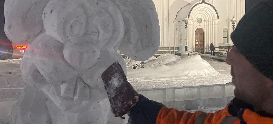 В Серове скоро подведут итоги конкурса зимних скульптур. Мастера рассказали, как продвигается работа