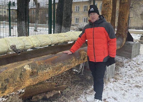 “А трубы - они улицу греют”. Серовчанин пожаловался на оголенную теплотрассу по улице Гагарина