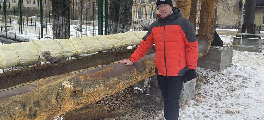 “А трубы - они улицу греют”. Серовчанин пожаловался на оголенную теплотрассу по улице Гагарина