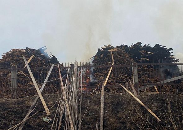 В Серове продолжает гореть территория промзоны