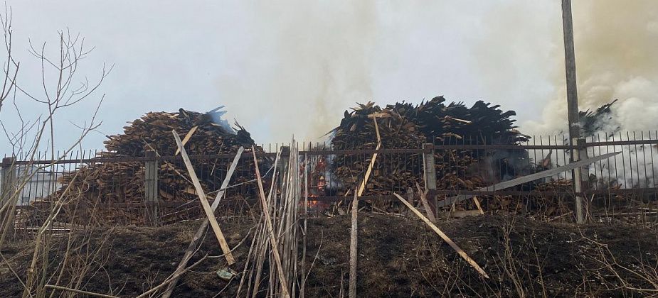 В Серове продолжает гореть территория промзоны