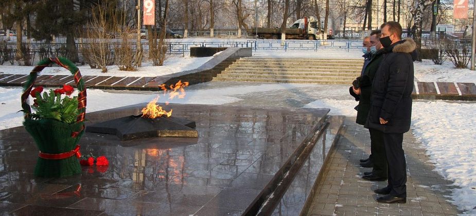 Глава Серова не разрешил коммунистам централизованно возложить цветы к «Вечному огню» 23 февраля
