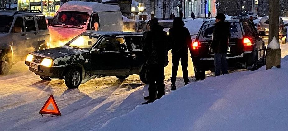 На улице Льва Толстого в Серове столкнулись ВАЗ и KIA. Пострадавших нет