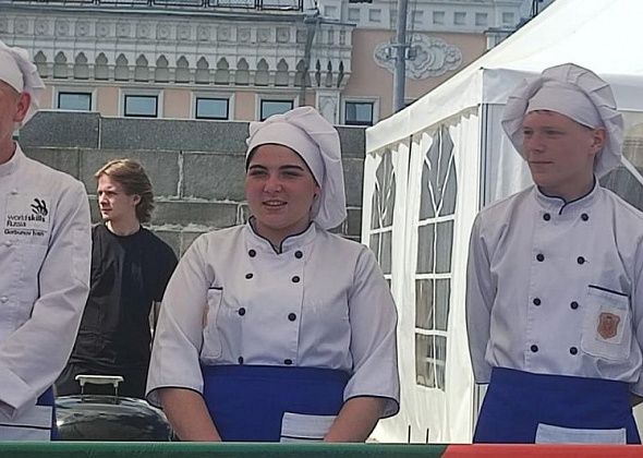 На фестивале барбекю серовские студентки победили в номинации "Лучший официант Екатеринбурга"