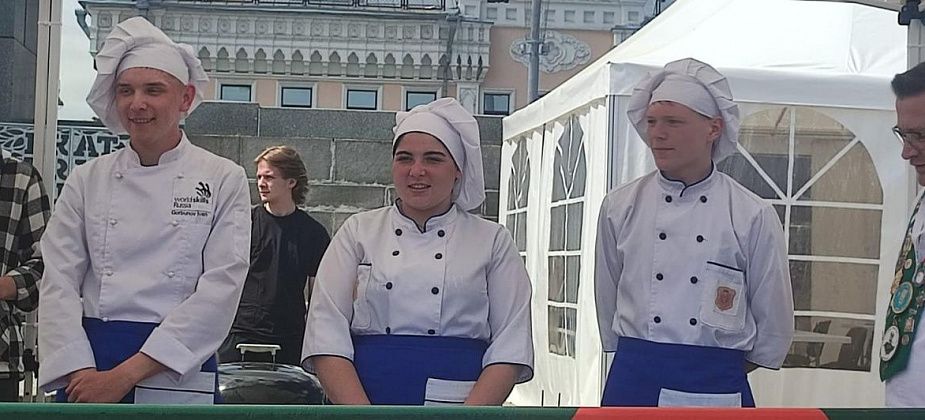 На фестивале барбекю серовские студентки победили в номинации "Лучший официант Екатеринбурга"