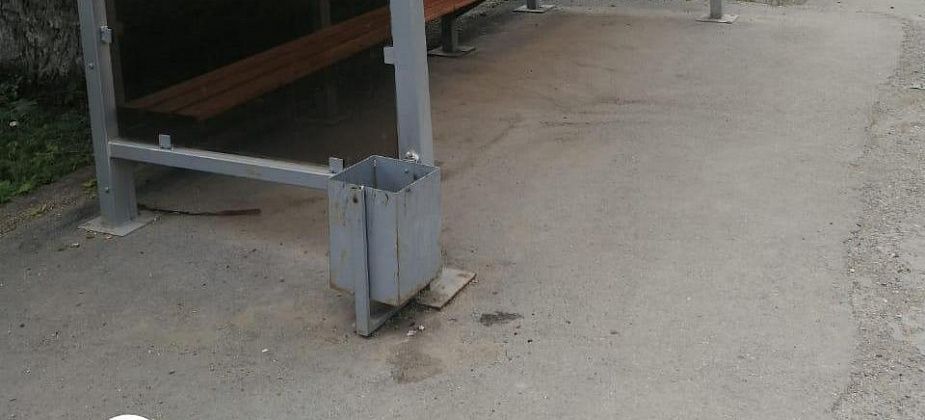 В Серове прибрались на автобусной остановке, где переполнилась урна