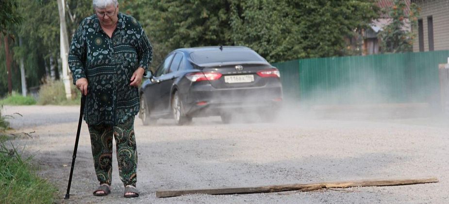  "Лучше бы были ямы". Серовчане жалуются на пыль - дорогу отсыпали шлаком...