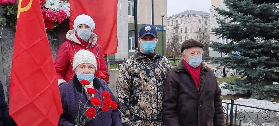 Серовские коммунисты возложили цветы к памятнику Ленину