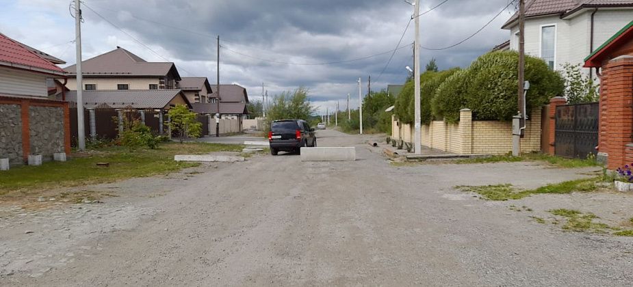 Серовчанка пытается выяснить, кто перекрыл дорогу бетонным блоком в частном секторе