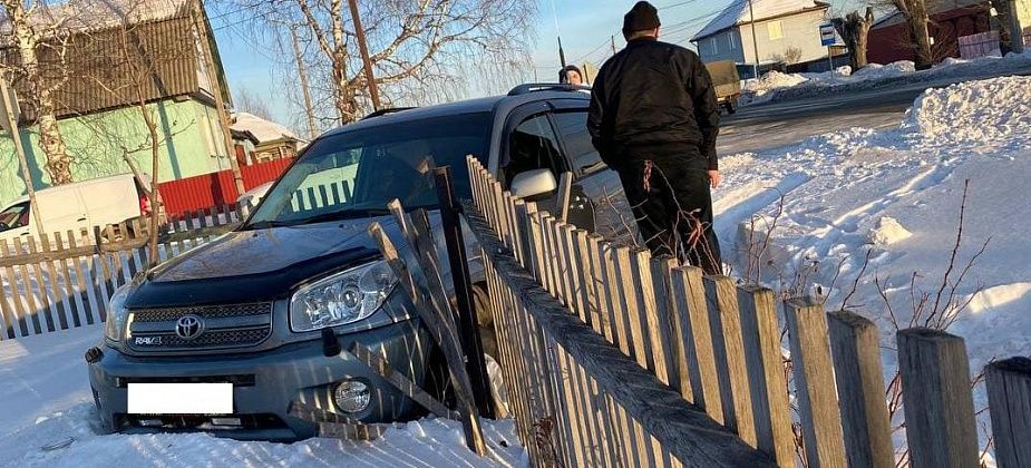 В Серове иномарка протаранила забор частного дома. Жертв нет