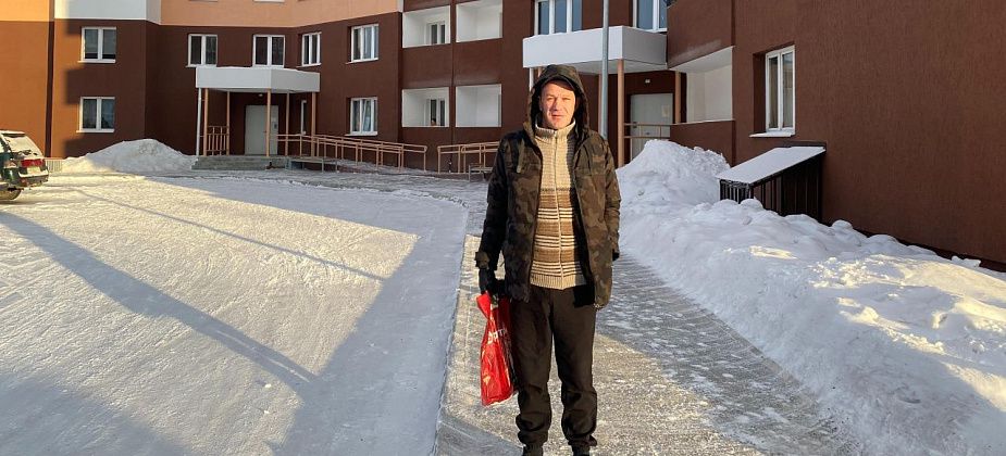 Житель аварийного дома с Пристанционной получил ключи от новостройки "на кольце"