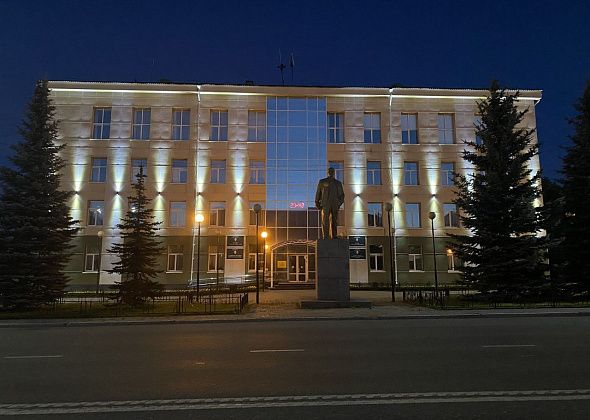 На здании мэрии Серова сделали декоративную подсветку фасада за 213 тысяч рублей
