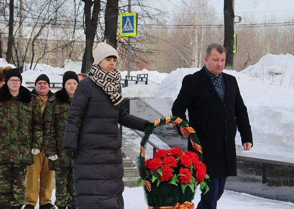 Власти Серова возложили цветы к городским воинским мемориалам