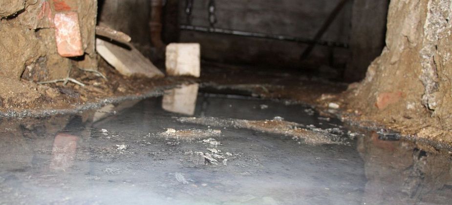 Коммунальщики должны навести порядок в затопленном подвале трехэтажки на Сортировке до 10 сентября