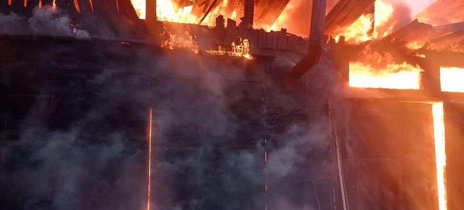 В Красноярке горело нежилое строение