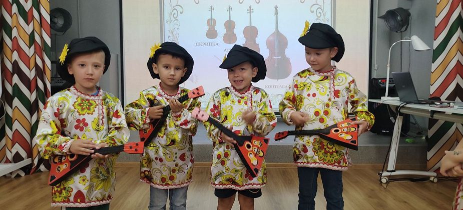 Заиграй-ка, балалайка, балалайка – три струны…