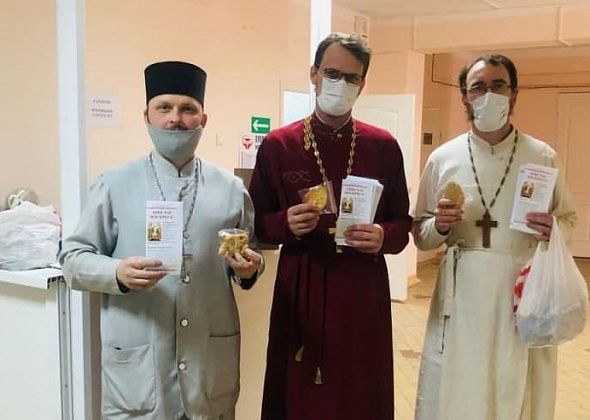 Священники подарили сувенирные пряники пациентам больницы Серова