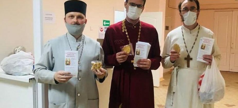 Священники подарили сувенирные пряники пациентам больницы Серова
