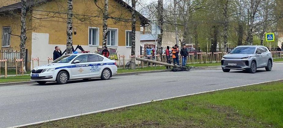 В Серове фура снесла фонарный столб?