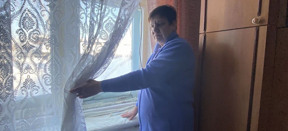 Серовчанка боится провалиться в выгребную яму – маневренное жилье, предоставленное после пожара, рушится