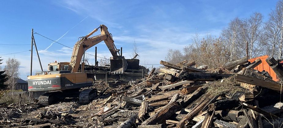 В Серове сносят двухэтажный дом, который горел 10 лет назад