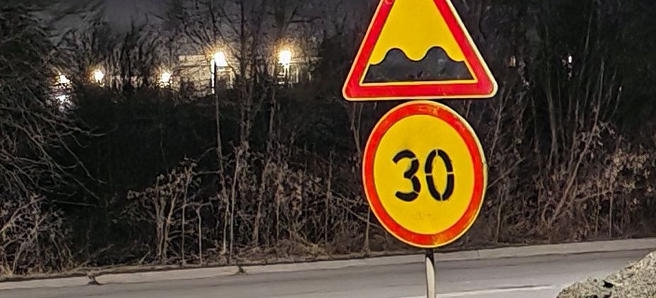 Провал на центральной улице Серова засыпали. Скорость – ограничили 