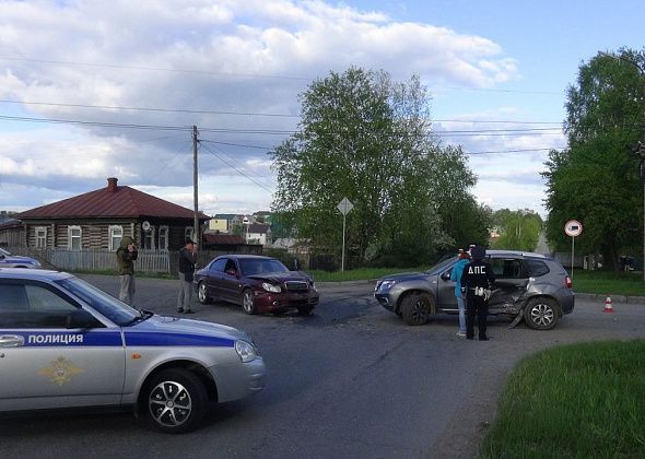 В Серове водитель Nissan не пропустил Hyundai. В ДТП пострадали двое