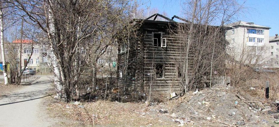 Заброшенный дом в центре Серова не снесут, пока в нем есть зарегистрированные. Строение неоднократно горело