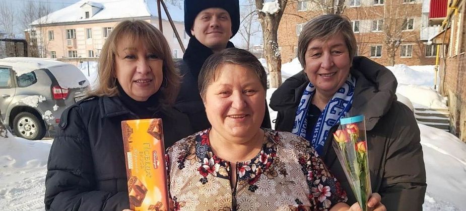 Полиция Серова поздравила женщин с праздником весны