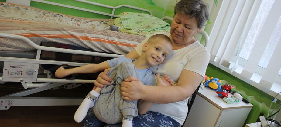 Серовчанке Надежде Логиновой передали деньги на покупку инвалидной коляски для внука