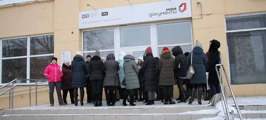 В Серове сформировались огромные очереди за путевками в лагеря. Места занимали за сутки...