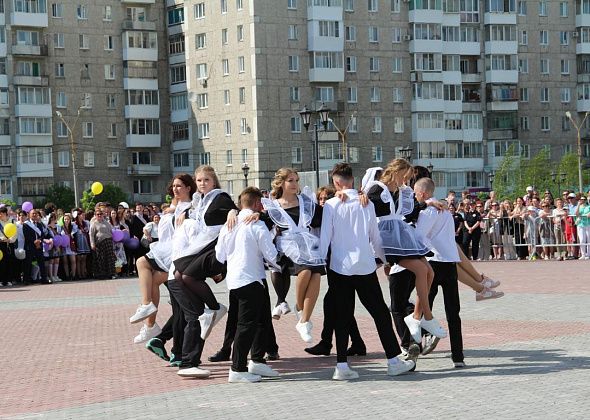 «Время оглянуться и задуматься о будущем». В Серове прозвенели последние звонки