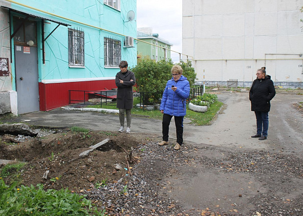 Серовчанам раскопками изуродовали двор. Дождевая вода из вырытых ям уходит прямиком в подвал