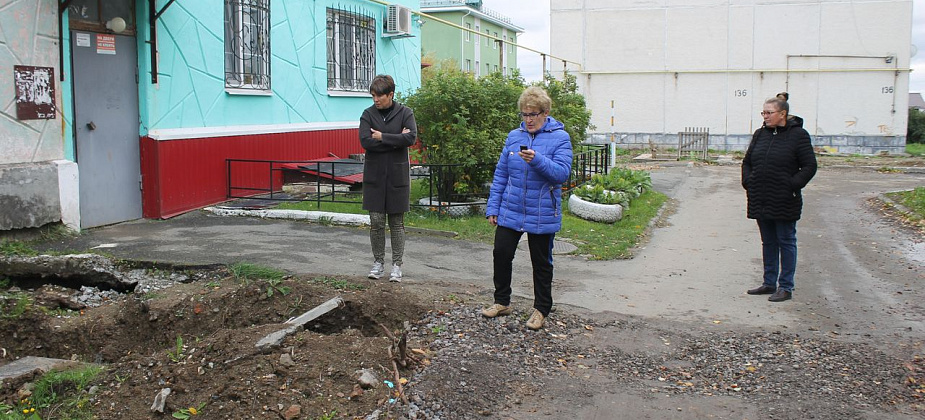 Серовчанам раскопками изуродовали двор. Дождевая вода из вырытых ям уходит прямиком в подвал