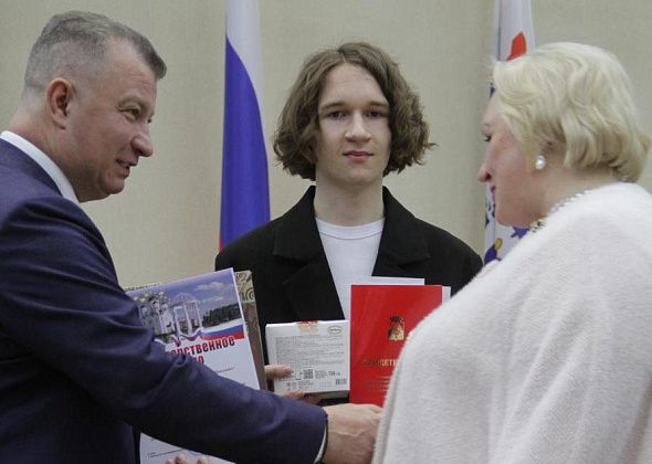 “Вы всегда идете вперед и находите себя”. Юным серовчанам вручили стипендии главы