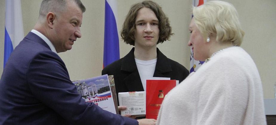 “Вы всегда идете вперед и находите себя”. Юным серовчанам вручили стипендии главы